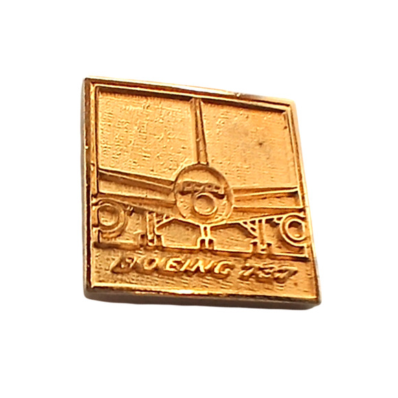 Boeing 757 Collectible Lapel Pin Gold Tone Sparkling Airplane Trading Pin - Picture 5 of 8